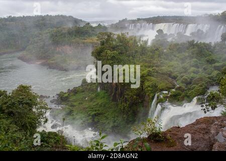 Vue pittoresque sur les chutes d'Iguazzu en Argentine. La jungle dense entoure les chutes. Îles boisées dans la rivière. Végétation luxuriante. Banque D'Images
