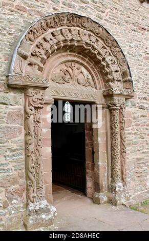 C'est la belle porte sud de l'église paroissiale De St Mary et St David à Kilpeck dans le Herefordshire Banque D'Images