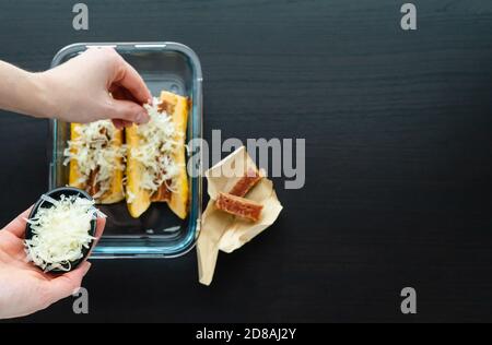 Faire cuire au four du fromage à la main pour faire cuire la banane mûre avec la goyave et le sandwich au fromage sur une base en bois noir. Concept alimentaire typiquement colombien. Copier l'espace. Banque D'Images