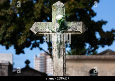 Porto, Porto, Portugal. 28 octobre 2020. Un crucifix avec une fleur est vu sur une croix de pierre au cimetière d'Agramonte avant la fête nationale de tous les Saints-Day pour rendre hommage aux morts en visitant leurs tombes en raison des restrictions de voyager à l'extérieur de leur zone de vie en raison de la pandémie de couverture-19 à Porto, Portugal le 28 octobre 2020. Crédit: Diogo Baptista/ZUMA Wire/Alay Live News Banque D'Images