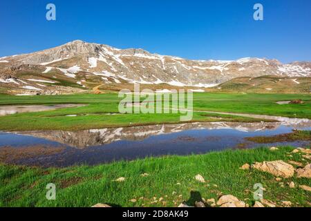 Dans le haut plateau de Taşeli, des colonies établies sur les pentes des montagnes, des lacs enneigés et des plantes spéciales à la région ... Images de Taşeli, Banque D'Images