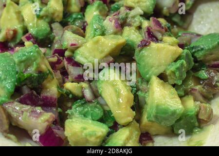 Détail d'une salade d'avocat et d'oignon rouge, guacamole Banque D'Images