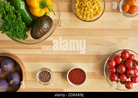 Vue en grand angle des légumes frais et des épices pour cuisiner sur la table Banque D'Images