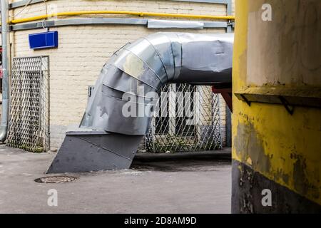 Grand conduit d'évacuation depuis le sous-sol de la maison. Un environnement urbain moderne dans un développement du XIXe siècle. Banque D'Images