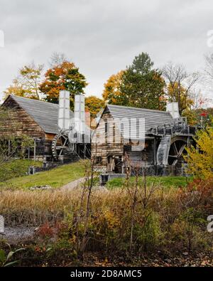 La Forge et le moulin à coudre sont entourés de feuillage d'automne au parc national historique de Saugus Iron Works. Les Saugus Iron Works (à l'origine nommée Ha Banque D'Images