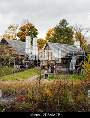 La Forge et le moulin à coudre sont entourés de feuillage d'automne au parc national historique de Saugus Iron Works. Les Saugus Iron Works (à l'origine nommée Ha Banque D'Images