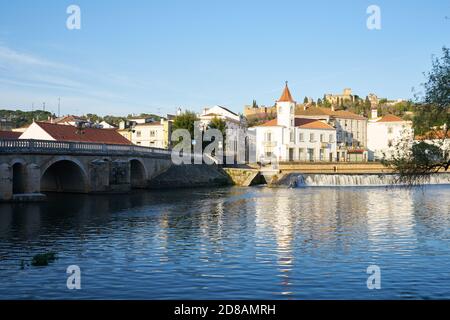 Vue sur la ville de Tomar avec la rivière Nabao, au Portugal Banque D'Images