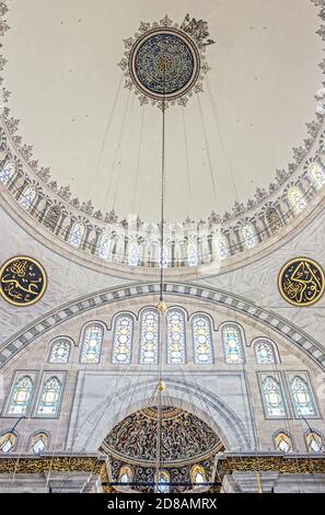 Intérieur de la mosquée Nuruosmaniye à Istanbul Banque D'Images