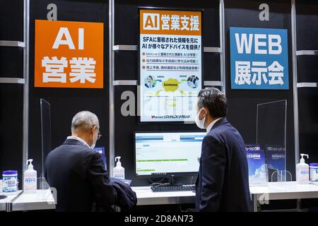 Chiba, Japon. 28 octobre 2020. Les visiteurs portant des masques se rassemblent lors de la semaine INFORMATIQUE du Japon, automne 2020, à Makuhari Messe, près de Tokyo. L'exposition se compose de 11 expositions, dont la 1ère exposition sur l'intelligence artificielle, la 6ème exposition sur les solutions IoT et 5G et la 8ème exposition avancée sur le commerce électronique et la vente au détail (Advanced E-Commerce & Retail Expo) présentant les nouvelles technologies et solutions INFORMATIQUES. Les organisateurs ont mis en œuvre des mesures visant à prévenir la propagation du nouveau coronavirus pendant le salon professionnel de trois jours. Credit: Rodrigo Reyes Marin/ZUMA Wire/Alay Live News Banque D'Images