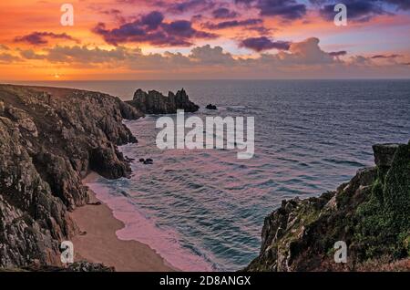 lever de soleil sur logan rock près de la plage pedn vounder, treen, cornwall Banque D'Images