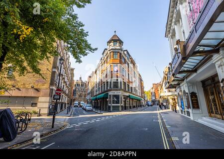 Vue sur l'extérieur de l'emblématique restaurant haut de gamme, l'Ivy et le théâtre St Martin à Theatreland dans le West End de Londres, West Street WC2 Banque D'Images