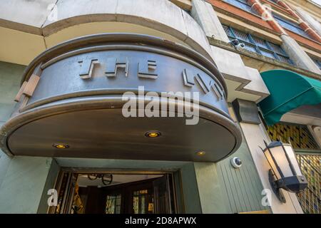 La voûte et le nom sur la porte d'entrée du célèbre restaurant haut de gamme, l'Ivy, dans le quartier ouest de Theatreland de Londres, West Street, WC2 Banque D'Images