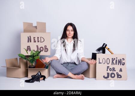 Portrait d'elle belle attirante a tiré femme avocat focalisé affiche de papier spécialisée indiquant qu'il faut méditer le travail en tant que cv rh poste vacant om Banque D'Images