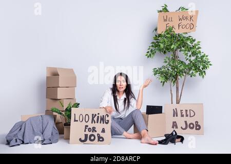 Portrait d'elle belle attirante a tiré la secrétaire de la femme déprimée assistant tenant une affiche sur papier disant qu'elle fonctionnera pour l'heure de l'alimentation offre d'occupation humaine Banque D'Images