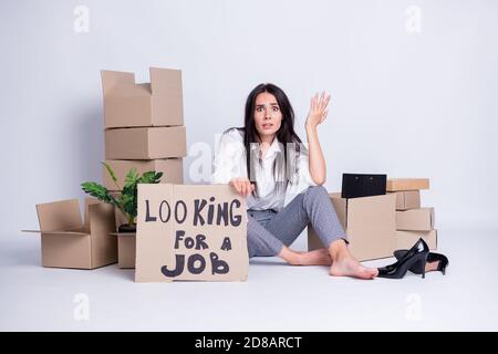 Portrait d'elle belle attirante a tiré perplexe dame frustrée courtier banquier immobilier holding poster papier disant regardant employeur d'emploi chef de la direction Banque D'Images