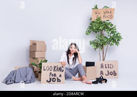 Portrait d'elle belle attirante a tiré une dame dévastée désespérante l'agent courtier tient une affiche en papier indiquant qu'il faut un travail travailler pour l'offre de recherche de nourriture Banque D'Images