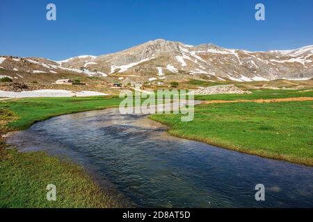 Dans le haut plateau de Taşeli, des colonies établies sur les pentes des montagnes, des lacs enneigés et des plantes spéciales à la région ... Images de Taşeli, Banque D'Images