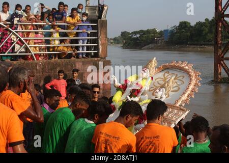 La journée de Bijoya Dashami est célébrée avec beaucoup d'enthousiasme car elle marque la fin des célébrations de 5 jours de Durga Puja. Bijoya Dashami est commémoré pour établir la victoire du bien sur le mal car on croit que la Déesse a tué le démon Mahishasur ce jour. Comme c'est le dernier jour de Durga Puja, la communauté bengali fait ses adieux à la déesse Durga après la longue célébration. Sylhet, Bangladesh. Banque D'Images