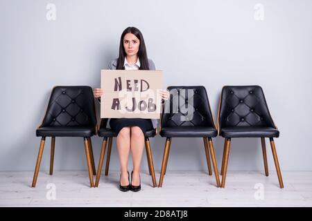 Portrait d'elle belle attrayante pauvre misérable déprimé tiré lady office manager commis assis dans la chaise tenant la recherche d'affiche coût du travail Banque D'Images