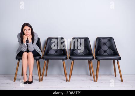 Portrait d'elle belle attrayante classe s'ennuient triste déprimé une femme a été congédiée par un directeur financier, un agent immobilier, assis dans un fauteuil en attente rencontre avec le chef de la direction Banque D'Images