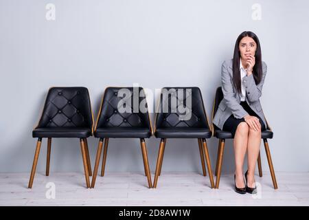 Portrait d'elle belle classe attrayante assez inquiet tiré femme sans emploi agent courtier gestionnaire de bureau exécutif assis dans le fauteuil en attente d'une réunion Banque D'Images