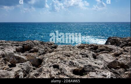Des vagues s'écrasent sur la rive rocheuse de la mer Méditerranée, dans la péninsule d'Akamas, au nord-ouest de l'île de Chypre. Banque D'Images