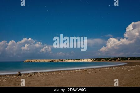 Plage de sable et de galets de la mer Méditerranée, tourné par temps calme la nuit avec une longue exposition. Banque D'Images