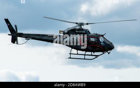 12 septembre 2020, région de Kaluga, Russie. Hélicoptère Aerospatiale AS.350 Ecureuil à l'aéroport Oreshkovo. Banque D'Images