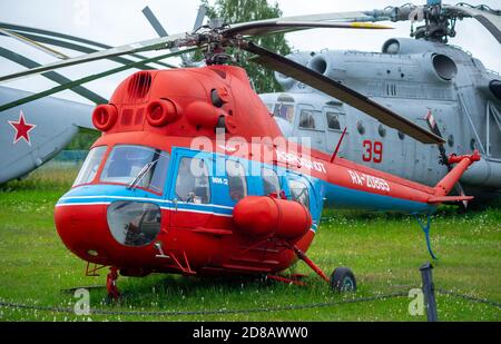 18 juillet 2018, région de Moscou, Russie. Petit hélicoptère de transport léger à turbine Mil mi-2 au Musée central du Forc de l'air russe Banque D'Images