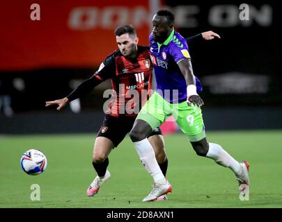 Lewis Cook (à gauche) de l'AFC Bournemouth et Famara Diedhiou, de Bristol City, se battent pour le ballon lors du match du championnat Sky Bet au stade Vitality, à Bournemouth. Banque D'Images