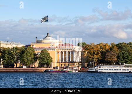 ST. SAINT-PÉTERSBOURG, RUSSIE-VERS SEP, 2015: Le bâtiment de l'Amirauté avec drapeau agitant sur la flèche de la tour. Vue depuis la rivière Neva. L'Amirauté est l'ancien h. Banque D'Images