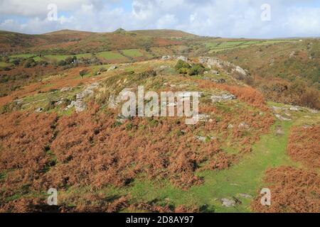 Vue d'automne depuis Bench tor vers Sharp tor, parc national de Dartmoor, Devon, Angleterre, Royaume-Uni Banque D'Images