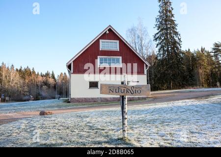 Espoo, Finlande-circa oct, 2019: Pôle avec le logo de l'hôtel Nuuksio est à côté de la maison de campagne sur la zone de l'hôtel. L'hôtel Nuuksio est situé à Espoo Banque D'Images