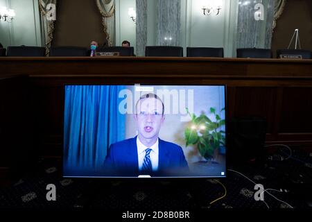 Mark Zuckerberg, PDG de Facebook, apparaît sur un écran lorsqu'il témoigne à distance lors du comité sénatorial du commerce, des sciences et des transports, qui a entendu « la grande immunité de la Section 230 permet un mauvais comportement Big Tech ? », à Capitol Hill à Washington, DC, Etats-Unis, le 28 octobre 2020. Le PDG de Twitter Jack Dorsey, le PDG d'Alphabet Inc. Et de sa filiale Google LLC, Sundar Pichai, et le PDG de Facebook Mark Zuckerberg ont tous témoigné pratiquement à l'audience. L'article 230 de la Loi sur la décence des communications garantit que les entreprises de technologie ne peuvent pas être intentées pour du contenu sur leurs plates-formes, mais le ministère de la Justice Banque D'Images