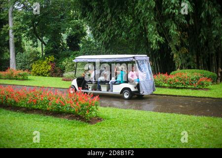 Kandy, Shri Lanka - 25 janvier 2013 : jardins botaniques royaux le jour des pluies. Un petit bus touristique pour transporter des passagers sur les routes. Banque D'Images