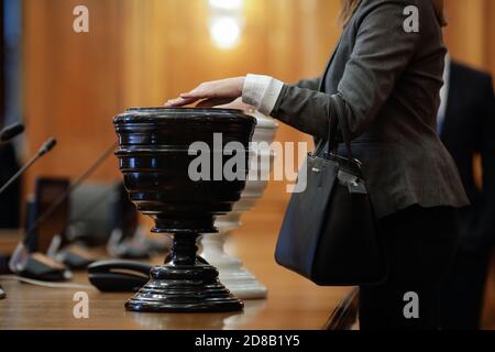 Bucarest, Roumanie - 27 octobre 2020: Détails avec une femme roumaine députés qui a tenu un vote secret avec des boules noires et blanches (Blackball) en noir et blanc Banque D'Images