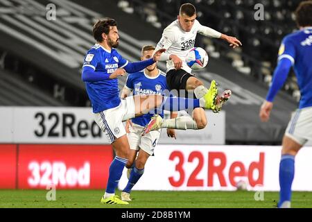 DERBY, ANGLETERRE. 28 OCTOBRE Pack Marlon de Cardiff City saisit Jason Knight du comté de Derby lors du match de championnat Sky Bet entre le comté de Derby et Cardiff City au Pride Park, Derby le mercredi 28 octobre 2020. (Credit: Jon Hobley | MI News) Credit: MI News & Sport /Alay Live News Banque D'Images