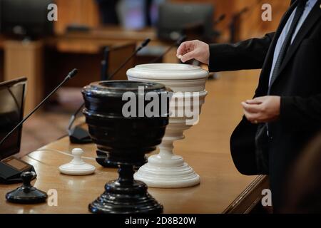 Bucarest, Roumanie - 27 octobre 2020: Détails avec le député roumain qui a tenu un vote secret avec des boules noires et blanches (Blackball) en noir et blanc urne Banque D'Images