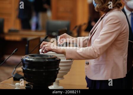 Bucarest, Roumanie - 27 octobre 2020: Détails avec une femme roumaine députés qui a tenu un vote secret avec des boules noires et blanches (Blackball) en noir et blanc Banque D'Images