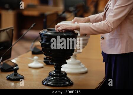 Bucarest, Roumanie - 27 octobre 2020: Détails avec une femme roumaine députés qui a tenu un vote secret avec des boules noires et blanches (Blackball) en noir et blanc Banque D'Images