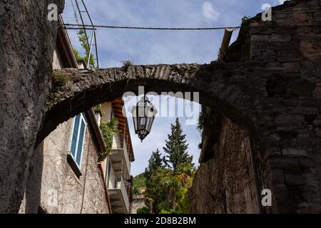Lumière suspendue dans l'arcade dans la rue traditionnelle de Varenna, Italie Banque D'Images