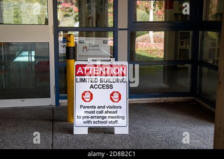 Sayward, Canada - octobre 7,2020 : vue de l'attention du signe, accès limité aux bâtiments, à l'entrée de l'école locale de Sayward, Canada Banque D'Images