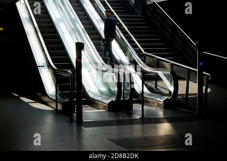 Rolltreppe am U-Bahnhof Wiener Platz, Köln, Nordrhein-Westfalen, Allemagne Banque D'Images