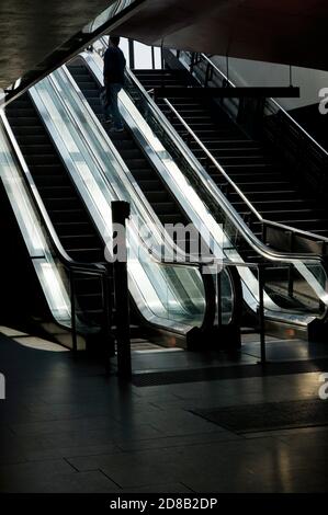 Rolltreppe am U-Bahnhof Wiener Platz, Köln, Nordrhein-Westfalen, Allemagne Banque D'Images