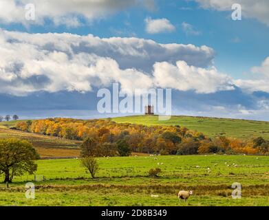 La cage, le Parc de Lyme avec les couleurs d'automne de Coalpit Clough, et le pâturage des moutons en premier plan. Stockport Banque D'Images