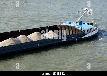 Frachtschiff auf dem Rhein bei Köln, Nordrhein-Westfalen, Deutschland Banque D'Images