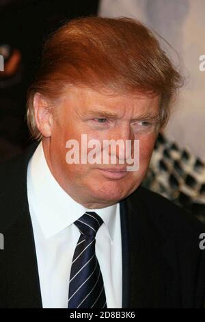 Donald Trump assiste à la première de « King Kong » à Loews E-Walk à New York le 5 décembre 2005. Crédit photo : Henry McGee/MediaPunch Banque D'Images