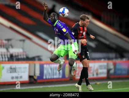 Famara Diedhiou de Bristol City (à gauche) et Jack Stacey de l'AFC Bournemouth se battent pour le ballon lors du match du championnat Sky Bet au stade Vitality, à Bournemouth. Banque D'Images