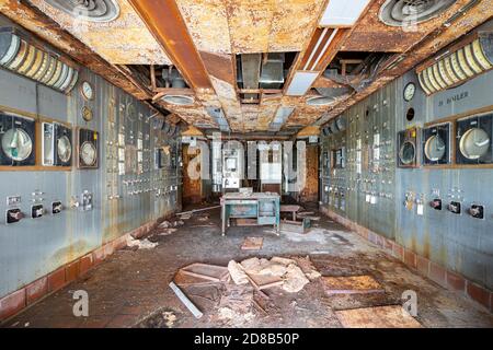 À l'intérieur d'une salle de contrôle, dans une centrale électrique à l'arrêt abandonnée : vandalisme, désintégration, destruction, débris Banque D'Images