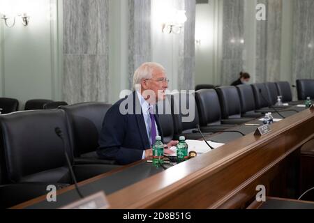 Roger Wicker, président du comité sénatorial du commerce, des sciences et des transports, assiste au comité sénatorial du commerce, des sciences et des transports à l'audience du 28 octobre 2020, « la grande immunité de la Section 230 permet un mauvais comportement de Big Tech? », à Capitol Hill, à Washington, DC, USA. Le PDG de Twitter Jack Dorsey, le PDG d'Alphabet Inc. Et de sa filiale Google LLC, Sundar Pichai, et le PDG de Facebook Mark Zuckerberg ont tous témoigné pratiquement à l'audience. L'article 230 de la Loi sur la décence des communications garantit que les entreprises de technologie ne peuvent pas être intentées pour obtenir du contenu sur leurs plates-formes, mais le juge Banque D'Images